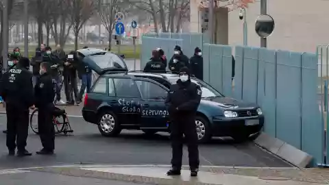 choque auto oficinas angela merkel.jpg