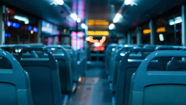 Hombre ataca a chófer con un termo