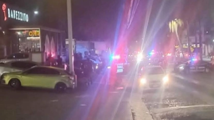 Sicarios desatan caos tras violento ataque armado en bar de Colima; Fiscalía reporta varios heridos. En la imagen se observa el operativo de los cuerpos de emergencia afuera del centro nocturno, el Barezzito, donde al menos cinco hombres y una mujer, de los cuales tres son trabajadores del establecimiento, resultaron lesionados.