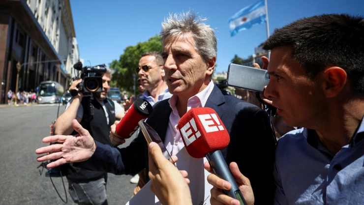 Devalúan peso en Argentina en más del 50 por ciento