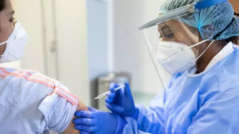 Expertos de la UNAM sugieren mantener medidas contra la COVID-19 por aumento de contagios.