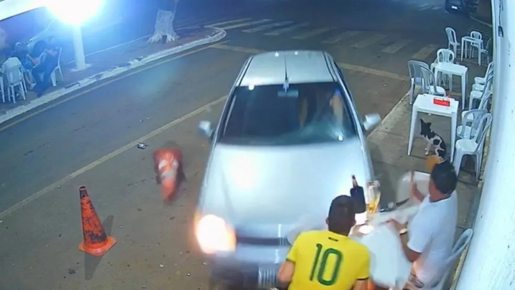 VIDEO Mujer atropella a su novio después de una pelea en Brasil