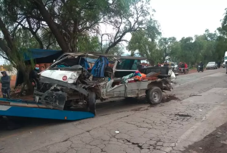 VIDEO: Camión destroza combi con pasajeros en carretera de Zumpango