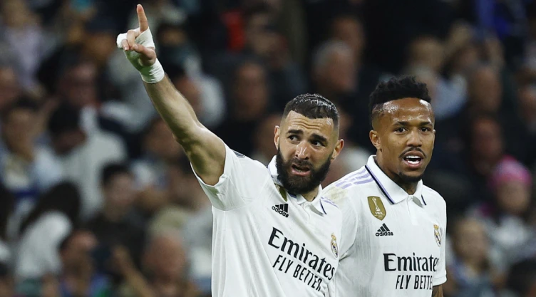 Karim Benzema anota al Liverpool