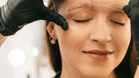 Esta es la forma correcta de depilarte las cejas en tu casa
