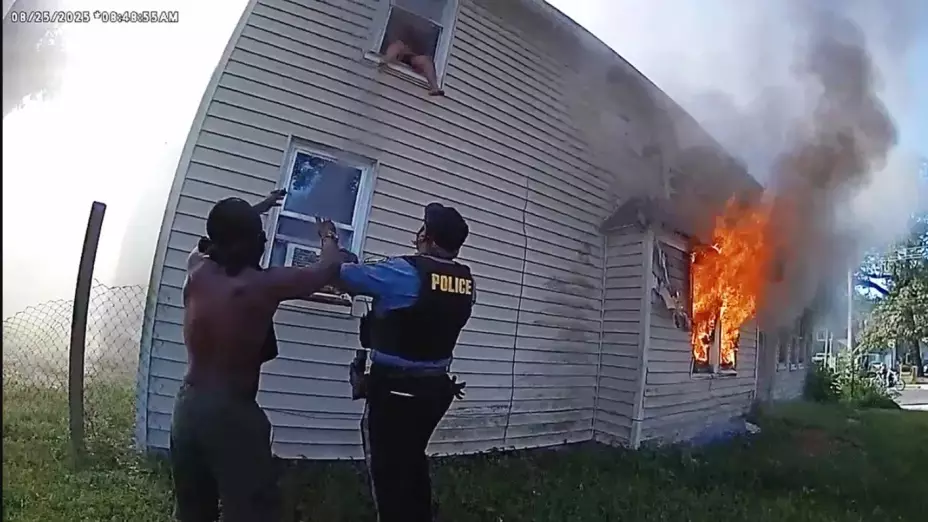 Niño salta desde una casa en llamas en Nueva Jersey (VIDEO)
