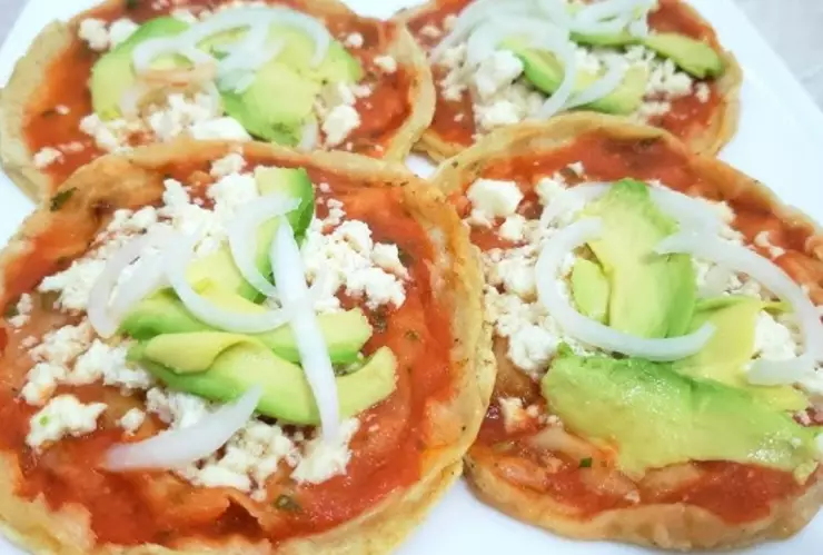 Picadas veracruzanas salsa roja