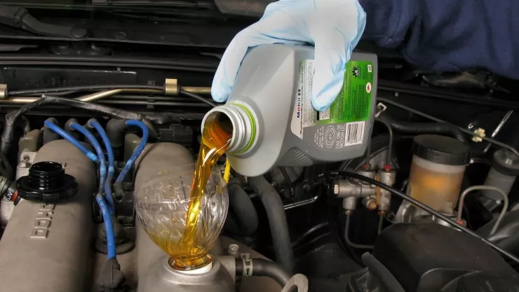 Aceite, coche, cómo a.jpg