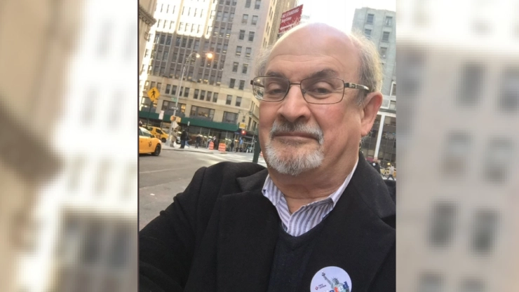 Atacan al escritor Salman Rushdie