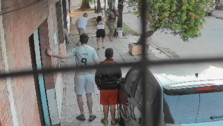 Abuelito pelea con su familia por una casa, agrede a una joven con un palo y se desploma por un infarto