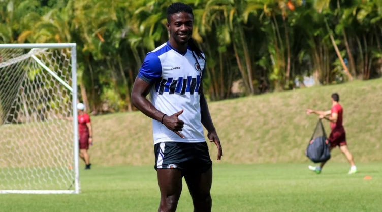 Vivió en las calles de Tailandia, lo engañó su representante y ahora será capitán de su selección en la Copa Mundial de la FIFA 2026™