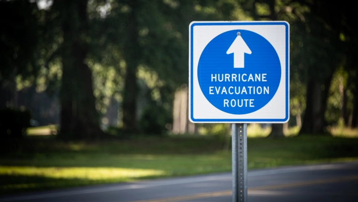 Letrero que marca ruta de evacuación ante huracanes