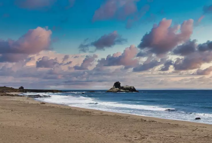 La playa de San Simeón, en California.