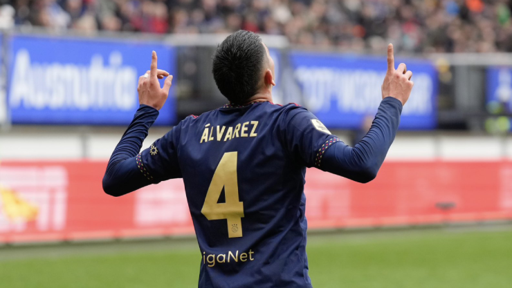 Edson Álvarez anota ante el Heerenveen