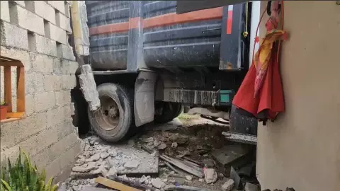 Volquete ingresa a una casa en Chetumal y genera fuertes afectaciones.jpg