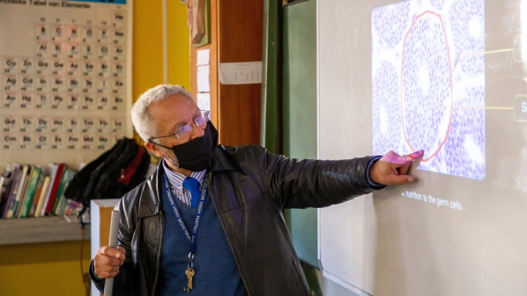 SEP y SNTE acuerdan incremento salarial de 3.9% para maestros