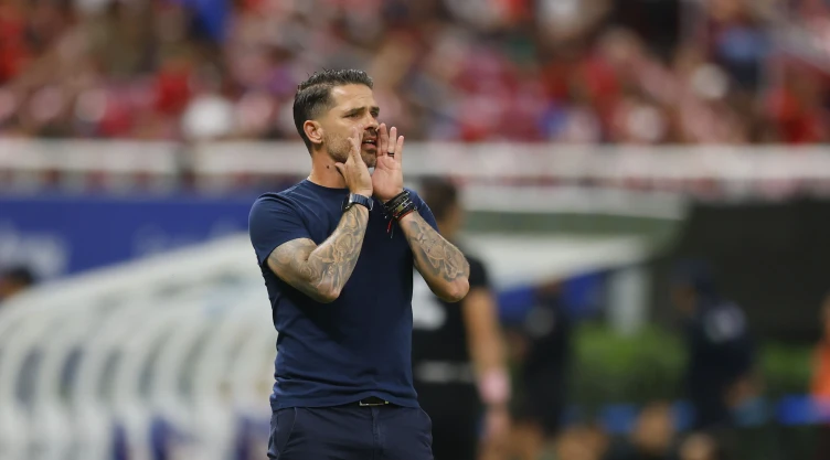 Fernando Gago, ex DT de Chivas, entró en conflicto con Boca Juniors