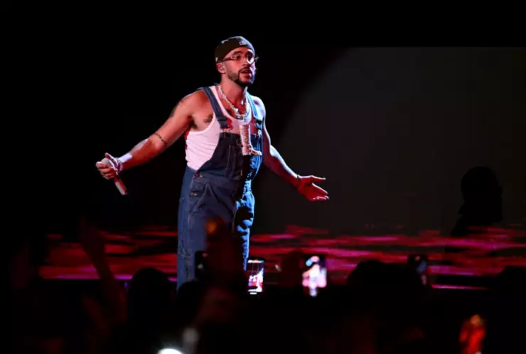 Bad Bunny lanza su nuevo álbum ‘Nadie sabe lo que va a pasar mañana’ y el tema ‘Hibiki’ con Mora.