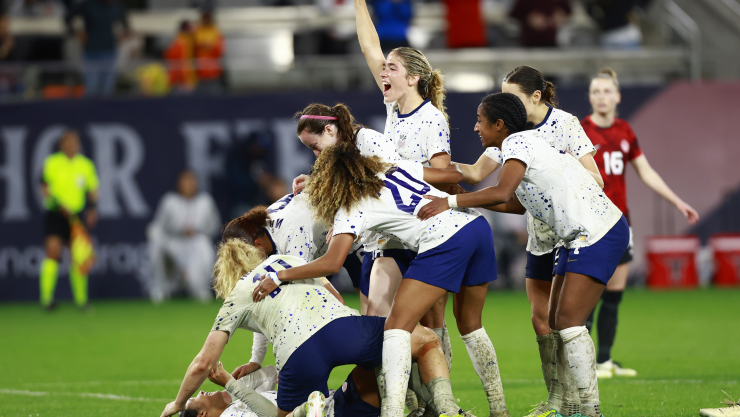 Estados Unidos festeja gol en semifinal de Copa Oro W