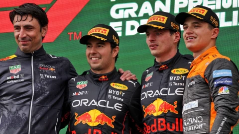 Lando Norris, piloto de McLaren, junto a Max Verstappen y Checo P&eacute;rez de Red Bull.
