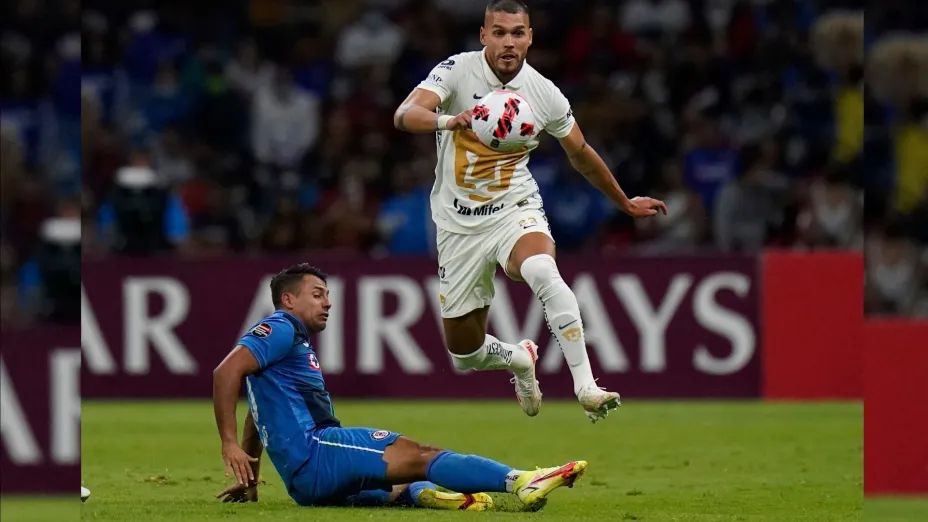 Concachampions Nicolás Freire de Pumas e Iván Morales de Cruz Azul 12 de abril de 2022 AP Foto Eduardo Verdugo.jpg