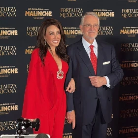 Ricardo Salinas Pliego y su esposa María Laura Medina de Salinas presentan Fortaleza Mexicana