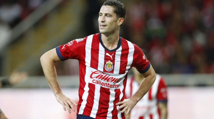 Santiago Ormeño anotando gol con las Chivas