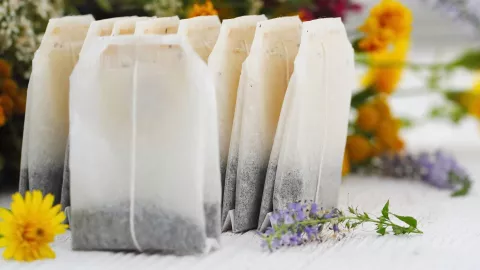 Las bolsitas de té frías son el despertar express que activa tu mirada y borra esa sombra rebelde.