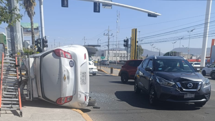 Volcadura por vuelta prohibida en Bulevar de la Nación 26 de marzo