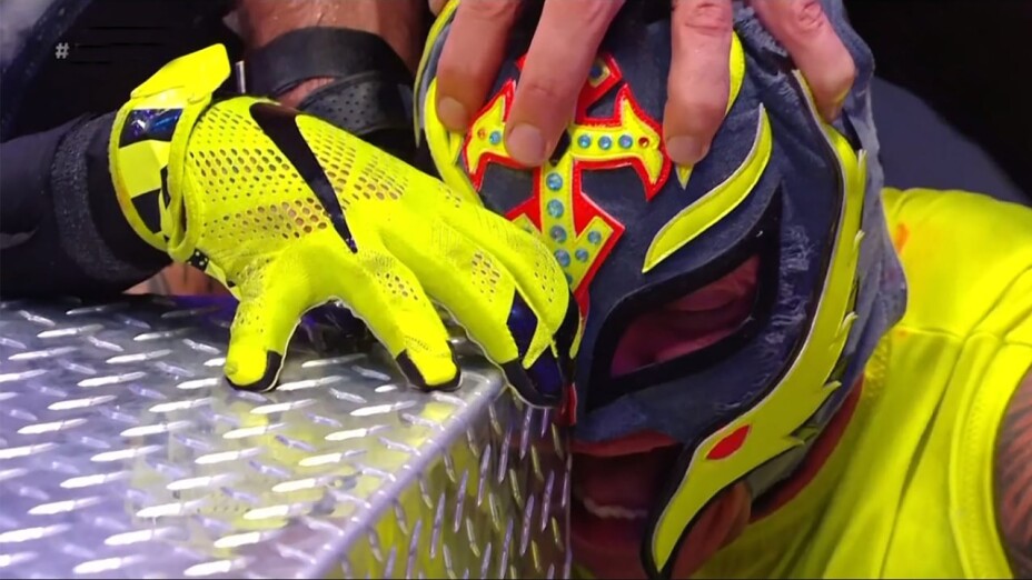 Rey Mysterio pierde el ojo