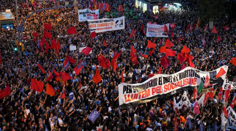 Miles de personas protestan en Barcelona, España, por crisis de vivienda.