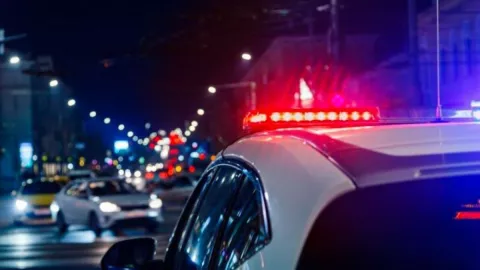 Hallan a pareja muerta “encajuelada” al lado de planta de bombeo en Tijuana.