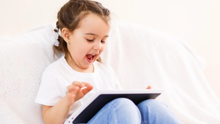 niña-juega-tablet-tecnologia