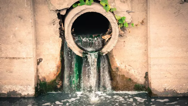 un tubo de agua residual