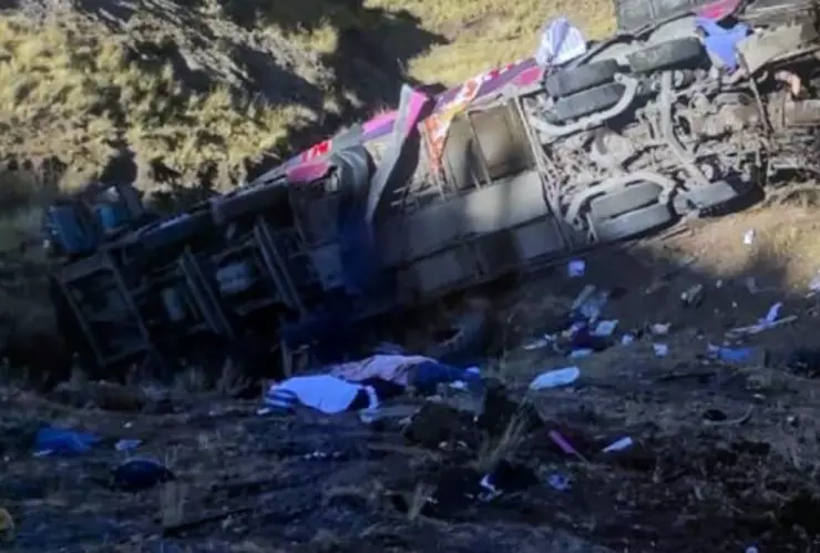 Autobús cae a barranco en Bolivia