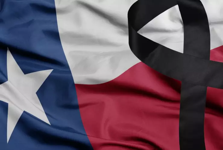 Lazo negro de luto sobre bandera de Texas