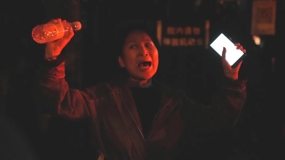 Mujer protesta en Beijing contra estrategia de cero Covid.