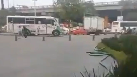 Persecución y balacera en Tlalnepantla desatan pánico; chofer ebrio embiste patrullas y termina en detención de chofer. En la imagen se observa cómo la gente sale corriendo mientras el chofer del autobús intenta fugarse de las autoridades.