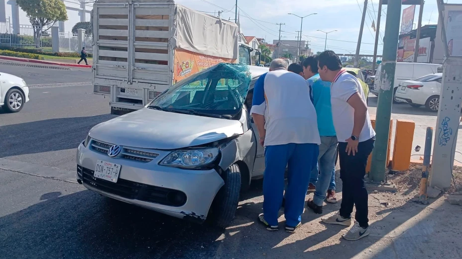 Percance vehicular en Boulevard Laguitos hoy Tuxtla Gutiérrez