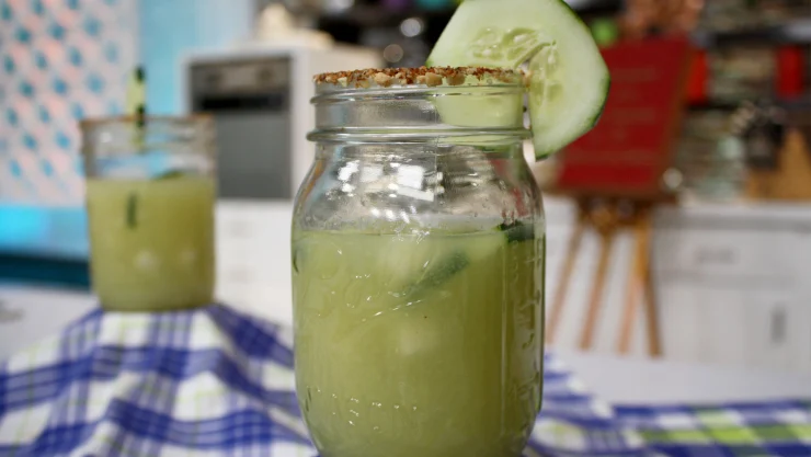 Agua con limón y la hora perfecta para tomarla