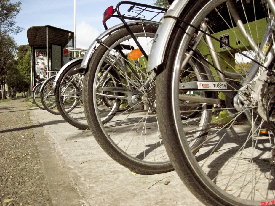 Policías intentan poner ‘araña’ a una bicicleta