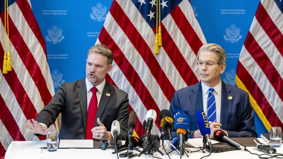 Jamieson Greer y Scott Bessent en conferencia.