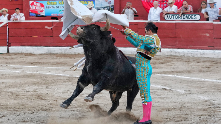 El torero, Joselito Adame en la corrida de Mérida, Yucatán, frente a “Xkatik” de la ganadería de Santa Inés.