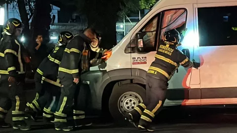 CDMX: Camión de pasajeros se volteó en la Jardín Balbuena tras un fuerte choque