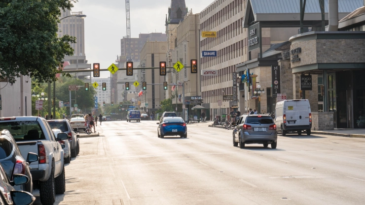 Autos en las calles de San Antonio, Texas
