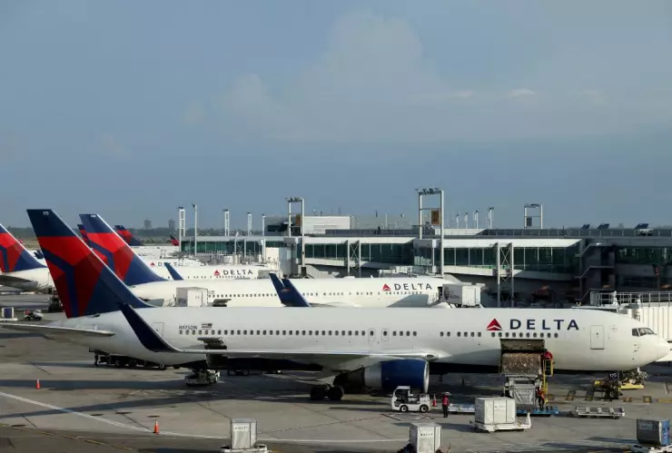 Avión de Delta Air Lines se incendia en aeropuerto de Orlando