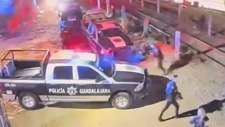 Pedradas y balazos en Pueblo Quieto tras intervención de policías de Guadalajara; investigan abuso de autoridad