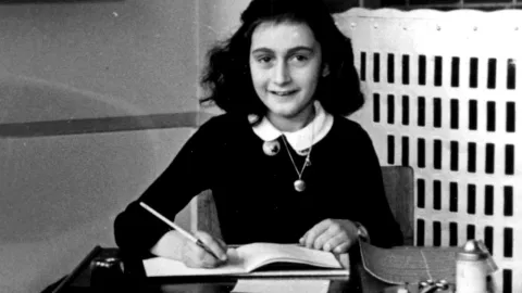 Quién entregó a Ana Frank