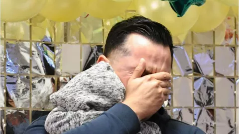 primer papá soltero en adoptar en México