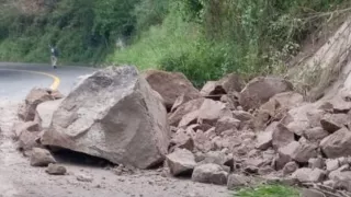 ¡Mucho cuidado! Derrumbe causa cierre vial en esta transitada carretera de Michoacán hoy martes 28 de octubre (1).jpg